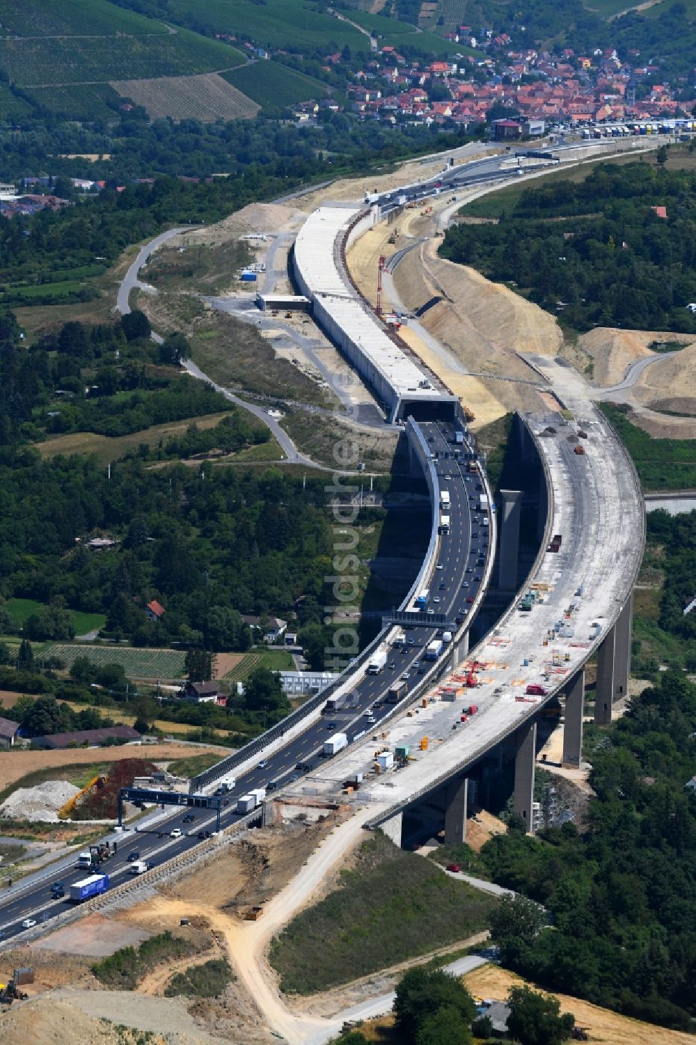 Würzburg von oben - Bauarbeiten an der Talbrücke Heidingsfeld und Verlauf der Bundesautobahn A3 im Süden von Würzburg im Bundesland Bayern