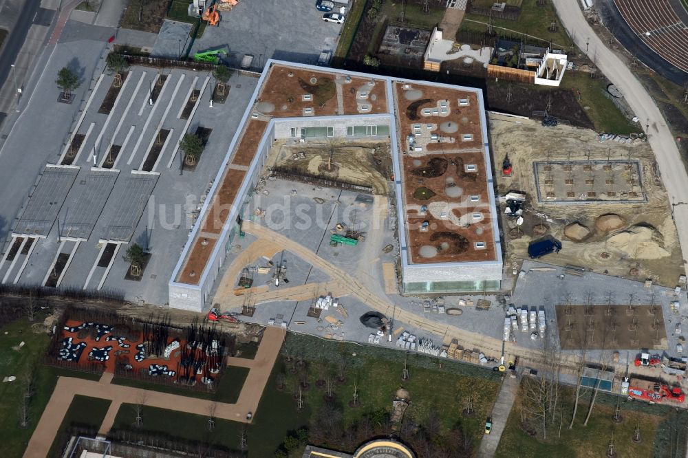 Berlin von oben - Bauarbeiten zum Besucherzentrum am Eingang des Geländes der IGA 2017 im Bezirk Marzahn-Hellersdorf in Berlin