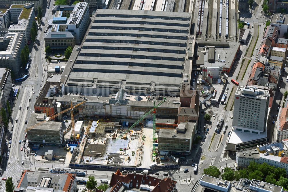 Luftbild München - Bauarbeiten zur Sanierung des Bahnhofsgebäude des Hauptbahnhofes im Ortsteil Ludwigsvorstadt-Isarvorstadt in München im Bundesland Bayern, Deutschland