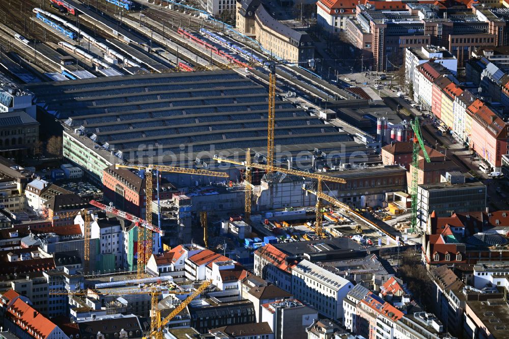 München von oben - Bauarbeiten zur Sanierung des Bahnhofsgebäude des Hauptbahnhofes im Ortsteil Ludwigsvorstadt-Isarvorstadt in München im Bundesland Bayern, Deutschland