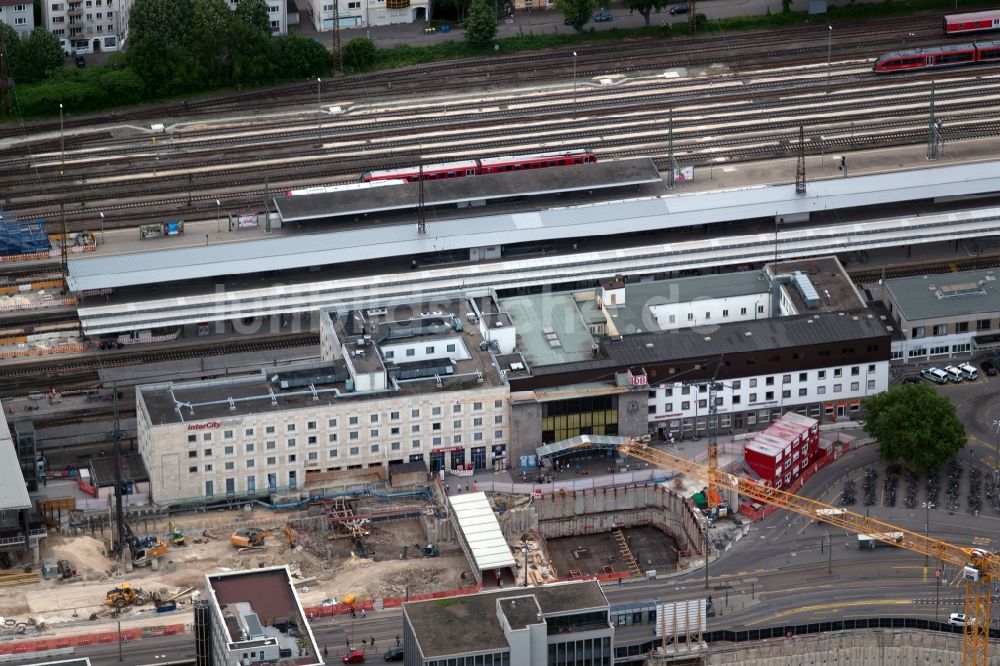 Luftbild Ulm - Bauarbeiten zur Sanierung des Bahnhofsplatzes am Bahnhofsgebäude des Ulm Hbf in Ulm im Bundesland Baden-Württemberg, Deutschland