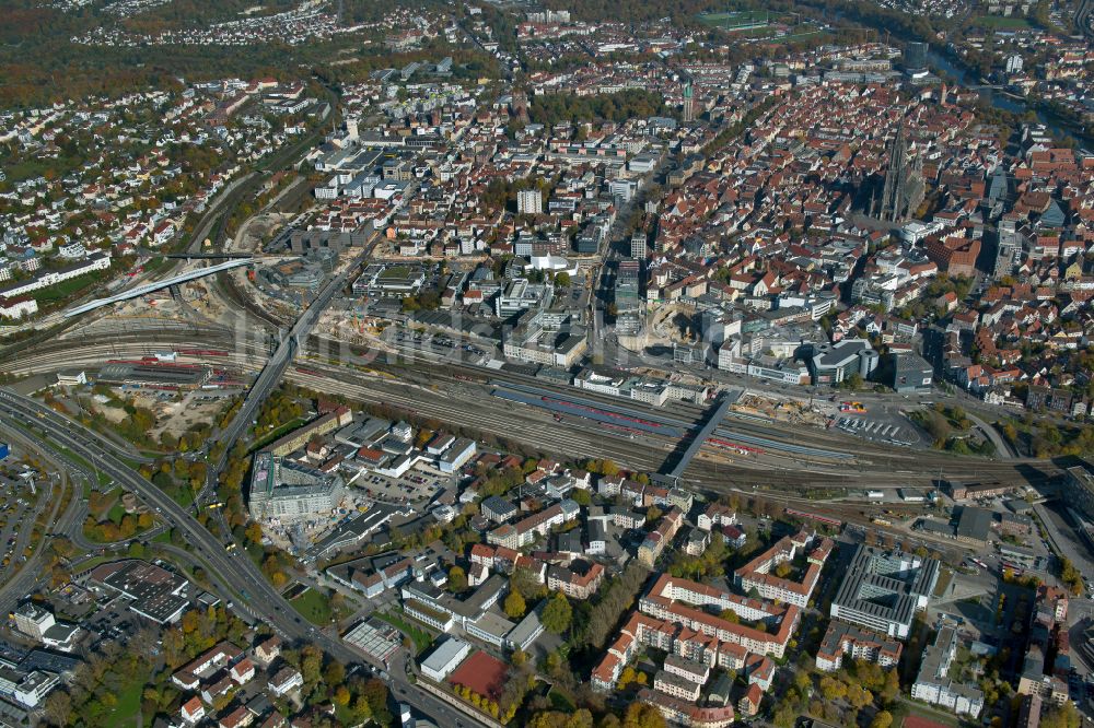 Luftaufnahme Ulm - Bauarbeiten zur Sanierung des Bahnhofsplatzes am Bahnhofsgebäude des Ulm Hbf in Ulm im Bundesland Baden-Württemberg, Deutschland