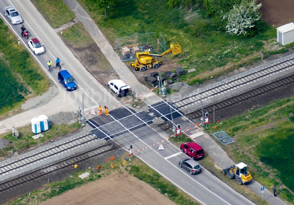 Friedland aus der Vogelperspektive: Bauarbeiten zur Sanierung am Gleisverlauf und Bahnübergang in Friedland im Bundesland Niedersachsen, Deutschland