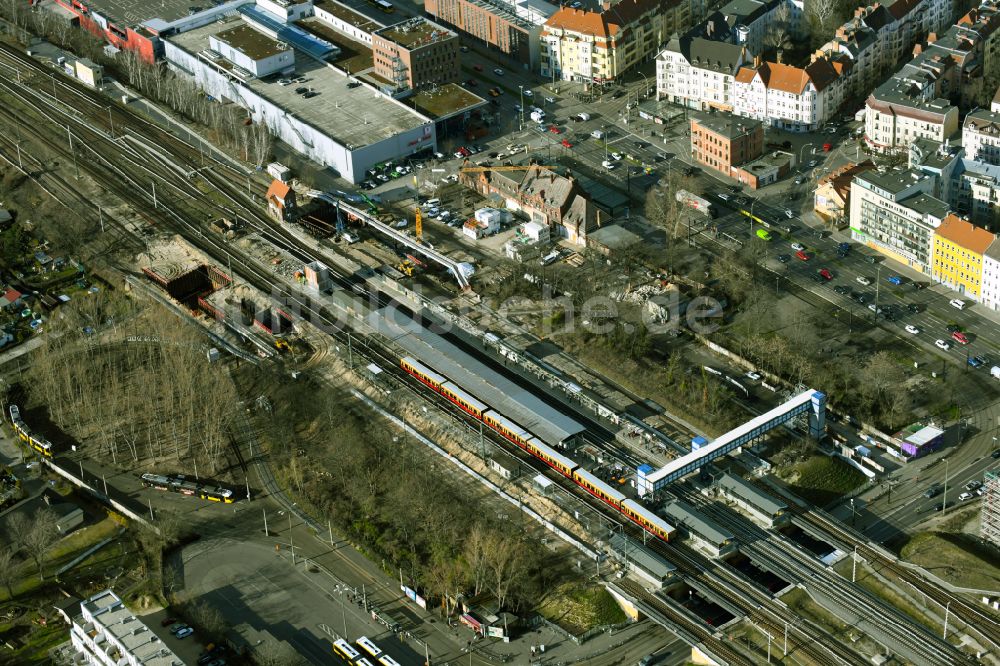 Luftaufnahme Berlin - Bauarbeiten zur Sanierung am Gleisverlauf und Bahnhofsgebäude des S-Bahnhof Schöneweide im Ortsteil Niederschöneweide in Berlin, Deutschland