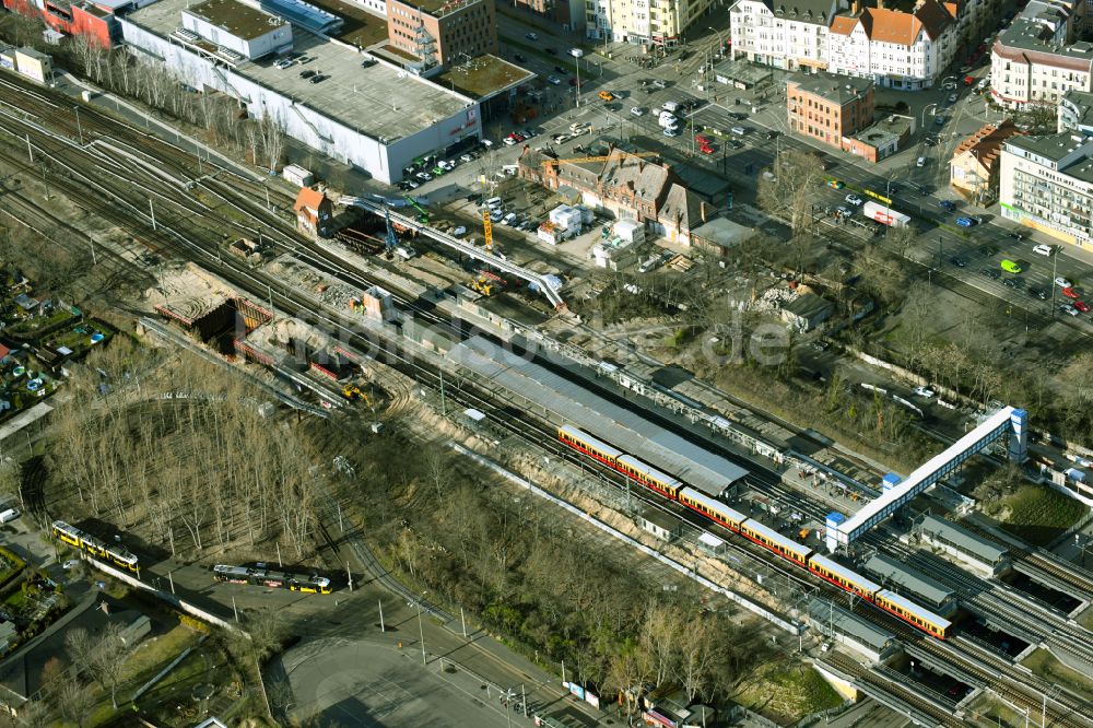 Berlin von oben - Bauarbeiten zur Sanierung am Gleisverlauf und Bahnhofsgebäude des S-Bahnhof Schöneweide im Ortsteil Niederschöneweide in Berlin, Deutschland