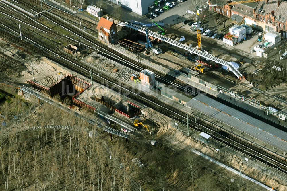Luftbild Berlin - Bauarbeiten zur Sanierung am Gleisverlauf und Bahnhofsgebäude des S-Bahnhof Schöneweide im Ortsteil Niederschöneweide in Berlin, Deutschland