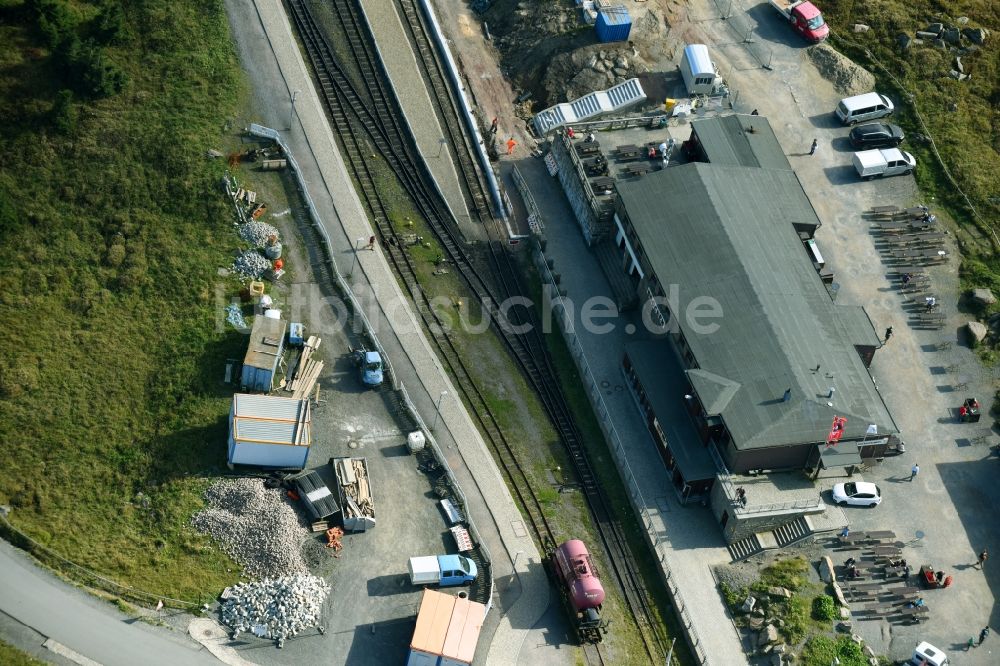 Brocken von oben - Bauarbeiten zur Sanierung am Gleisverlauf und Bahnhofsgebäude der Harzer Schmalspurbahnen GmbH am Brocken im Bundesland Sachsen-Anhalt, Deutschland