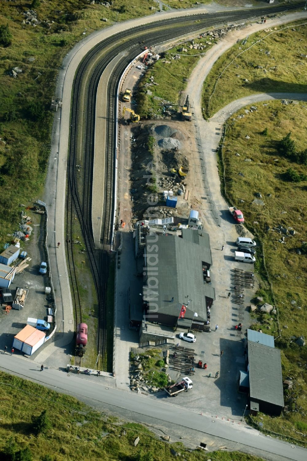 Luftbild Brocken - Bauarbeiten zur Sanierung am Gleisverlauf und Bahnhofsgebäude der Harzer Schmalspurbahnen GmbH am Brocken im Bundesland Sachsen-Anhalt, Deutschland