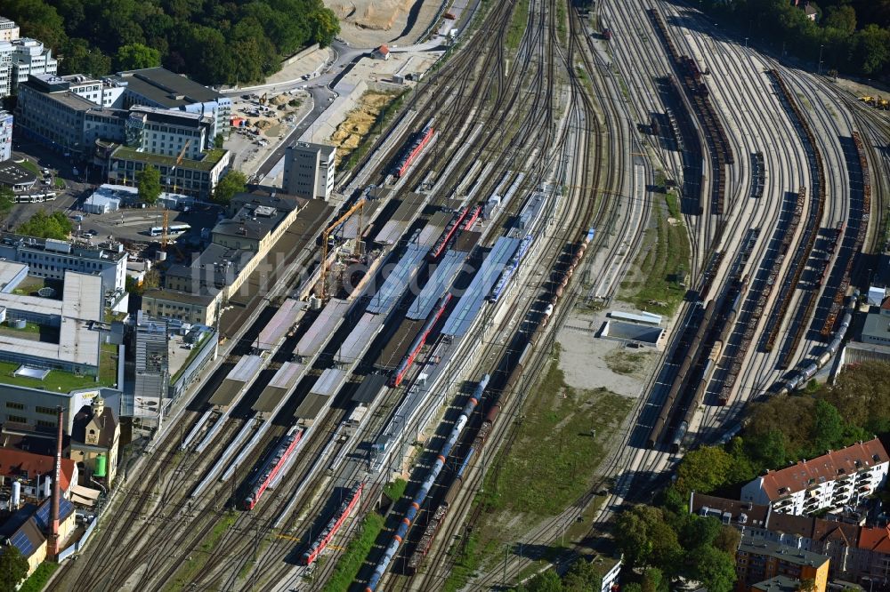 Luftaufnahme Augsburg - Bauarbeiten zur Sanierung am Gleisverlauf und Bahnhofsgebäude Hauptbahnhof der Deutschen Bahn in Augsburg im Bundesland Bayern, Deutschland