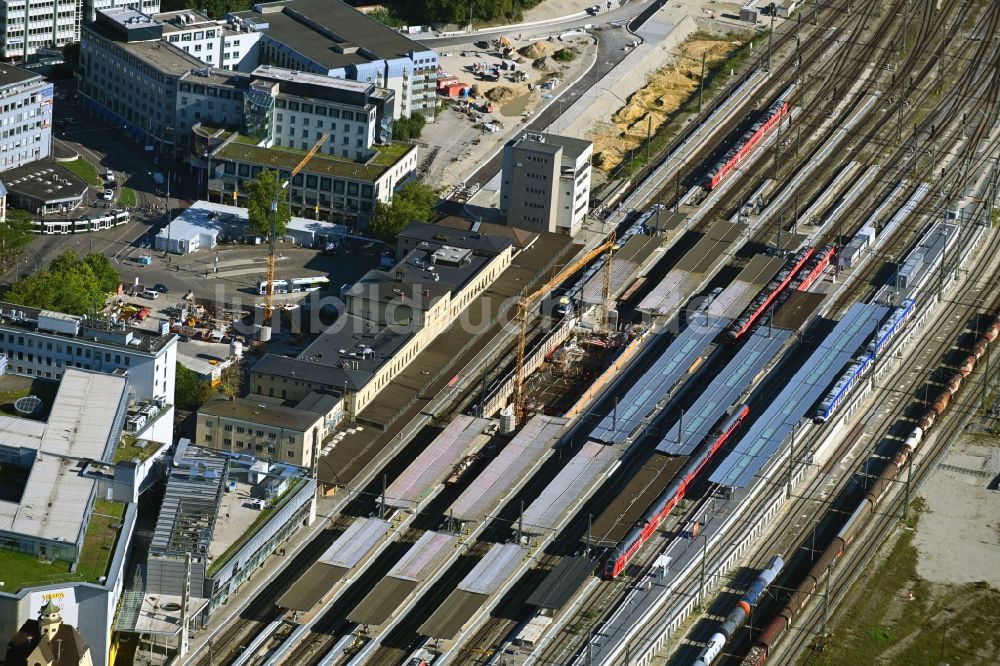 Augsburg von oben - Bauarbeiten zur Sanierung am Gleisverlauf und Bahnhofsgebäude Hauptbahnhof der Deutschen Bahn in Augsburg im Bundesland Bayern, Deutschland