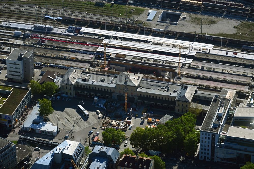 Augsburg von oben - Bauarbeiten zur Sanierung am Gleisverlauf und Bahnhofsgebäude Hauptbahnhof der Deutschen Bahn in Augsburg im Bundesland Bayern, Deutschland
