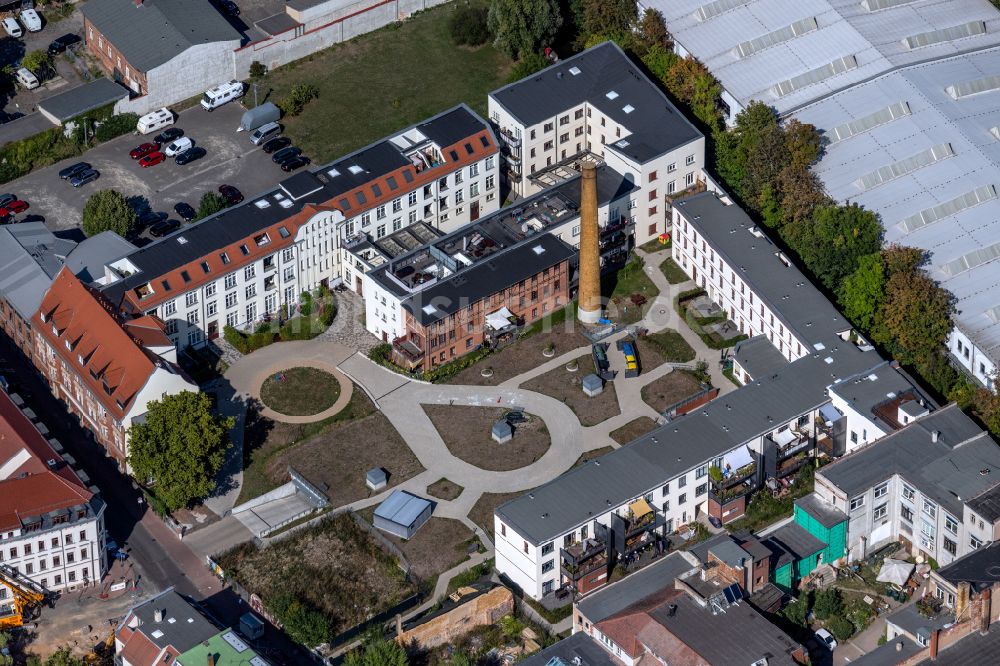 Leipzig von oben - Baudenkmal der ehemaligen Pelzmanufaktur mit Wohnungen und Platzgestaltung an der Angerstraße in Leipzig im Bundesland Sachsen, Deutschland