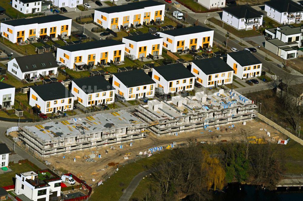 Zernsdorf von oben - Baufeld des künftigen Wohngebietes Königsufer am Ufer des Zernsee am Wustroweg in Zernsdorf im Bundesland Brandenburg