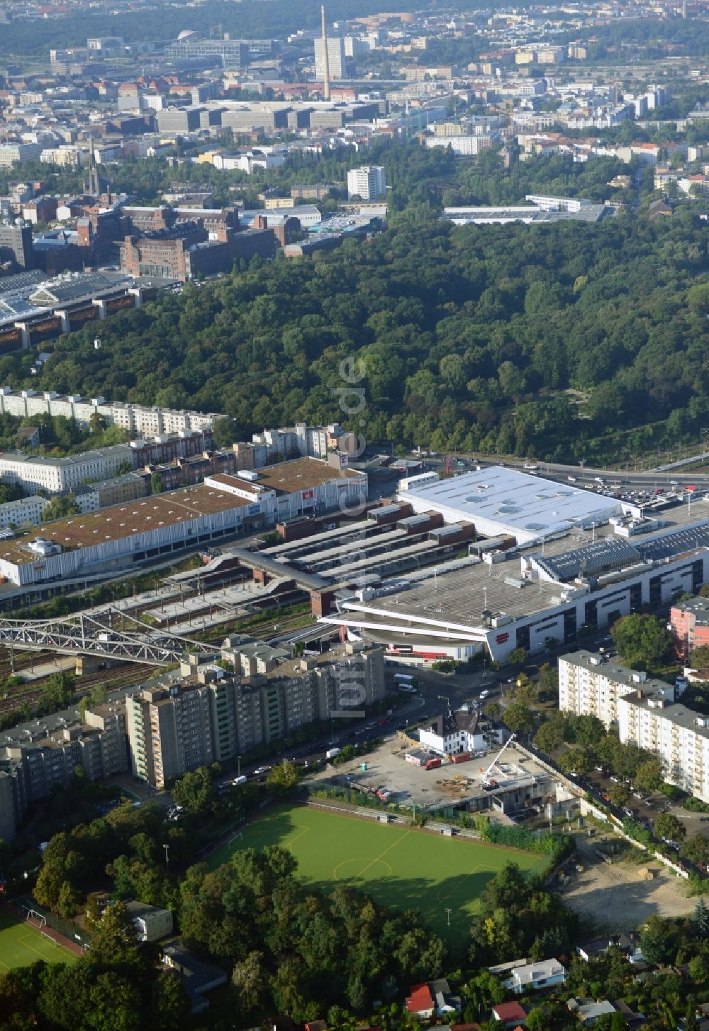 Luftaufnahme Berlin - Baufläche für ein Studentenwohnheim am S-Bahnhof Gesundbrunnen-Center in Berlin Wedding