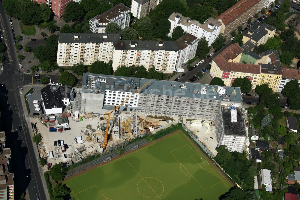 Luftbild Berlin - Baufläche für ein Studentenwohnheim am S-Bahnhof Gesundbrunnen-Center in Berlin Wedding