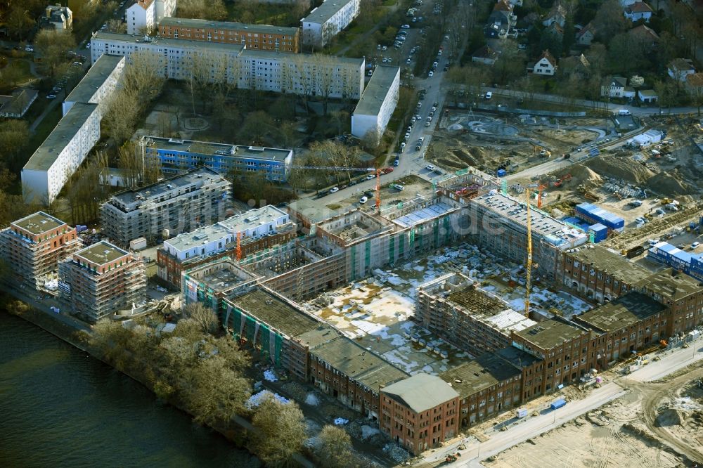Luftaufnahme Berlin - Baugeschehen am Gebäudekomplex der alten REWATEX - Wäscherei im Ortsteil Spindlersfeld in Berlin, Deutschland