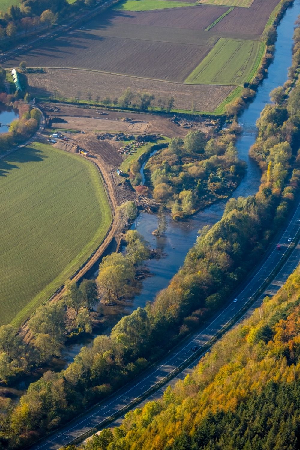 Luftaufnahme Ense - Baumreihe an einem Feldrand in Ense im Bundesland Nordrhein-Westfalen, Deutschland