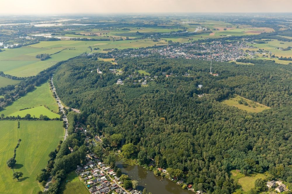 Emmerich am Rhein aus der Vogelperspektive: Baumspitzen in einem Waldgebiet in Emmerich am Rhein im Bundesland Nordrhein-Westfalen, Deutschland
