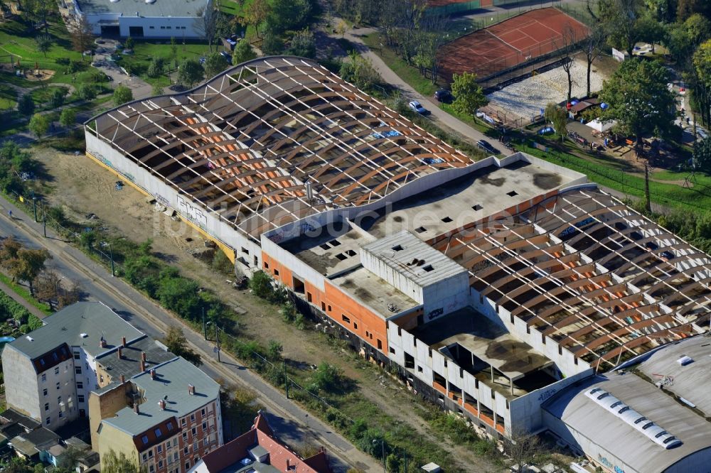 Luftbild Halle (Saale) - Bauruine des verfallenden Rohbaus auf der ehemaligen Baustelle vom Sportparadies Halle in Halle in Sachsen-Anhalt
