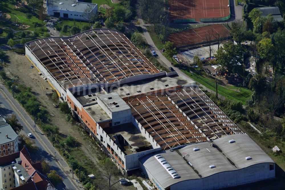 Luftaufnahme Halle (Saale) - Bauruine des verfallenden Rohbaus auf der ehemaligen Baustelle vom Sportparadies Halle in Halle in Sachsen-Anhalt