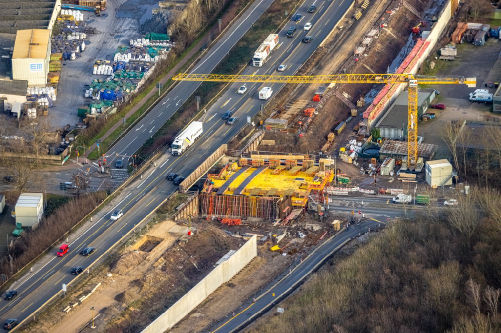 Luftbild Duisburg - Baustelle am Autobahn- Brückenbauwerk der BAB A40, Ausfahrt Duisburg Hafen in Duisburg im Bundesland Nordrhein-Westfalen, Deutschland