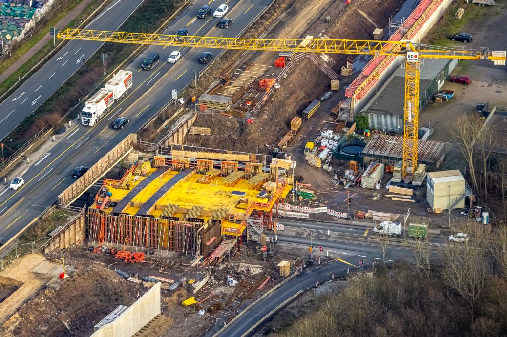 Duisburg von oben - Baustelle am Autobahn- Brückenbauwerk der BAB A40, Ausfahrt Duisburg Hafen in Duisburg im Bundesland Nordrhein-Westfalen, Deutschland