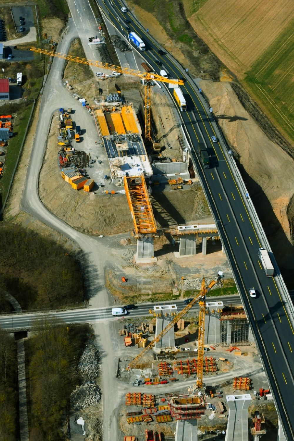 Kürnach von oben - Baustelle am Autobahn- Brückenbauwerk der BAB A7 in Kürnach im Bundesland Bayern, Deutschland