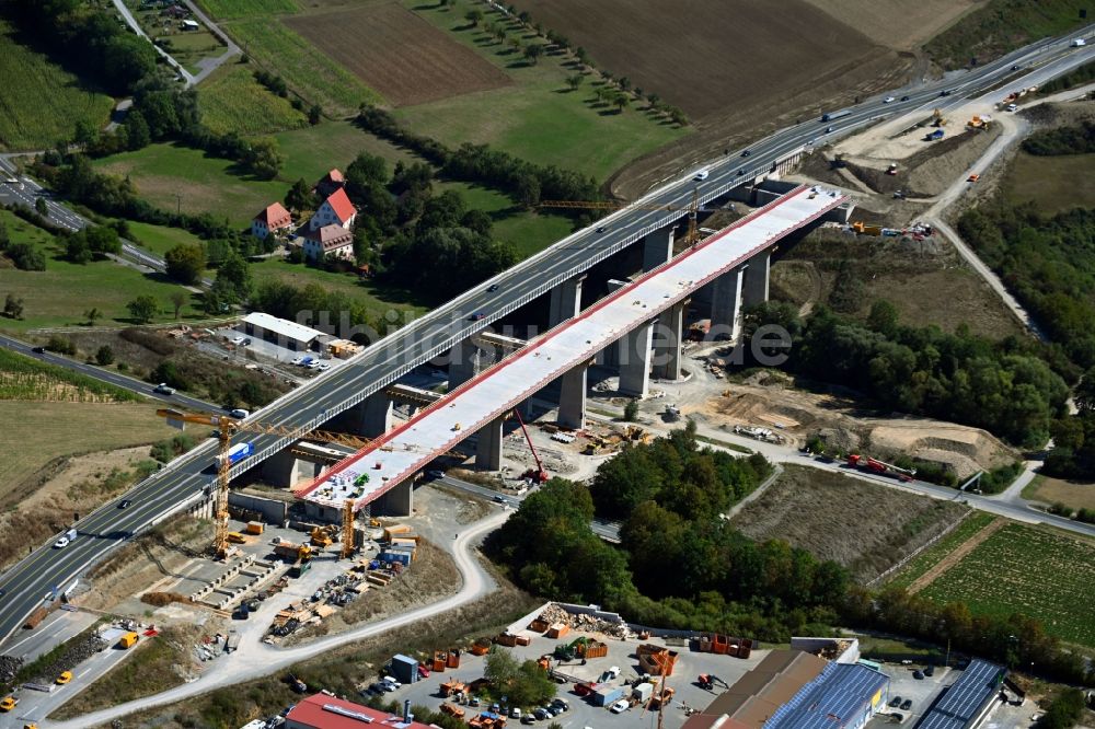 Luftaufnahme Kürnach - Baustelle am Autobahn- Brückenbauwerk der BAB A7 der Talbrücke Kürnach in Kürnach im Bundesland Bayern, Deutschland