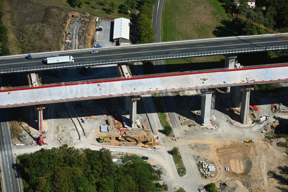 Kürnach von oben - Baustelle am Autobahn- Brückenbauwerk der BAB A7 der Talbrücke Kürnach in Kürnach im Bundesland Bayern, Deutschland
