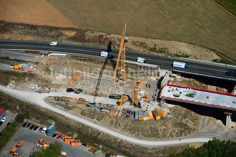 Kürnach aus der Vogelperspektive: Baustelle am Autobahn- Brückenbauwerk der BAB A7 der Talbrücke Kürnach in Kürnach im Bundesland Bayern, Deutschland