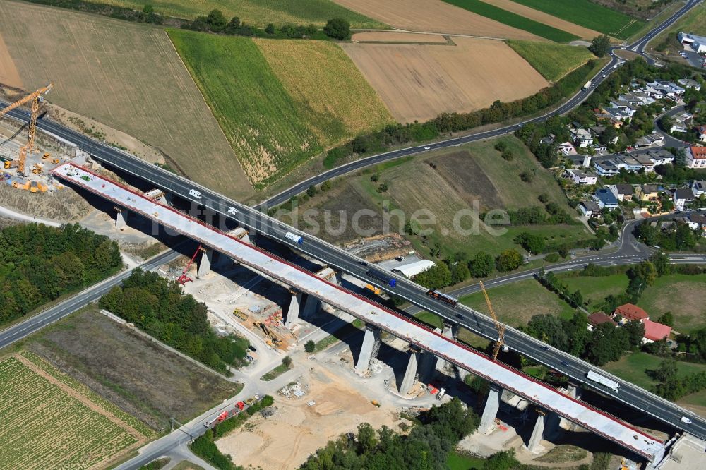 Luftaufnahme Kürnach - Baustelle am Autobahn- Brückenbauwerk der BAB A7 der Talbrücke Kürnach in Kürnach im Bundesland Bayern, Deutschland