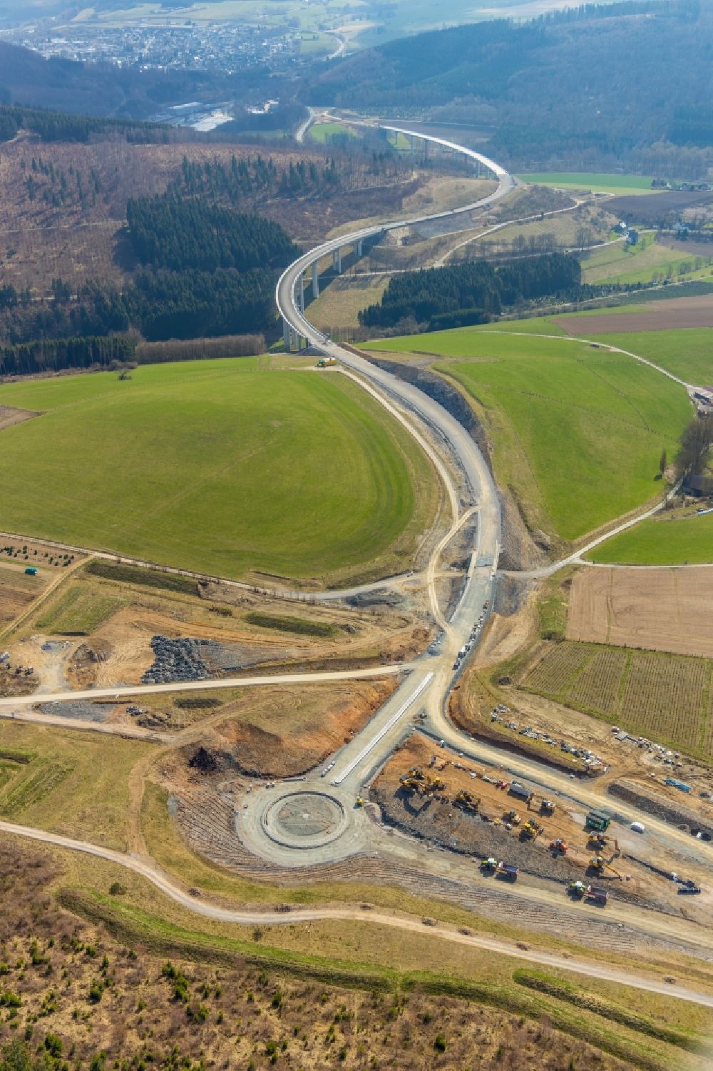 Bestwig von oben - Baustelle der Autobahnabfahrt der BAB A46 mit Kreisverkehr und Anschluß an der Bundesstraße B7 in Bestwig im Bundesland Nordrhein-Westfalen, Deutschland