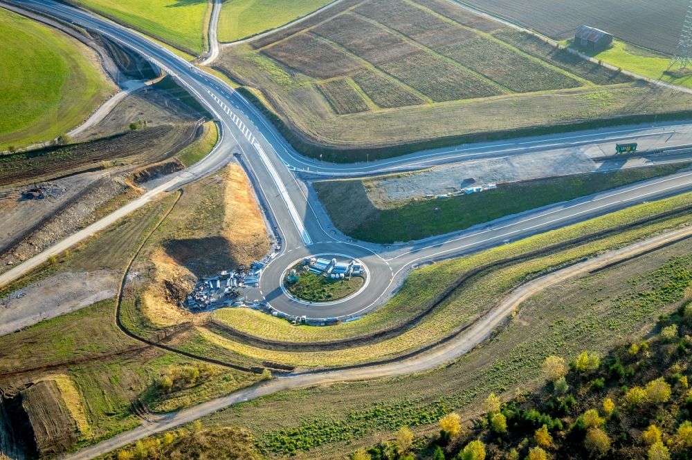 Bestwig von oben - Baustelle der Autobahnabfahrt der BAB A46 mit Kreisverkehr und Anschluß an der Bundesstraße B7 in Bestwig im Bundesland Nordrhein-Westfalen, Deutschland