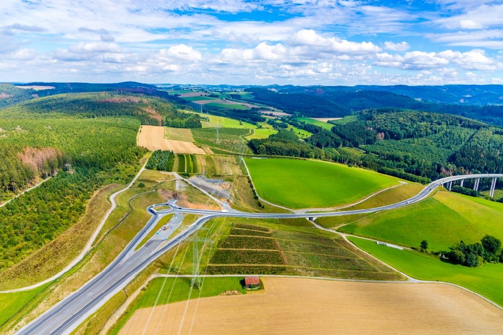 Luftbild Bestwig - Baustelle der Autobahnabfahrt der BAB A46 mit Kreisverkehr und Anschluß an der Bundesstraße B7 in Bestwig im Bundesland Nordrhein-Westfalen, Deutschland