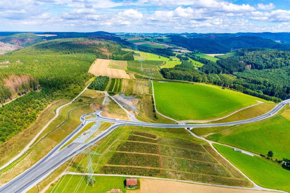 Luftaufnahme Bestwig - Baustelle der Autobahnabfahrt der BAB A46 mit Kreisverkehr und Anschluß an der Bundesstraße B7 in Bestwig im Bundesland Nordrhein-Westfalen, Deutschland