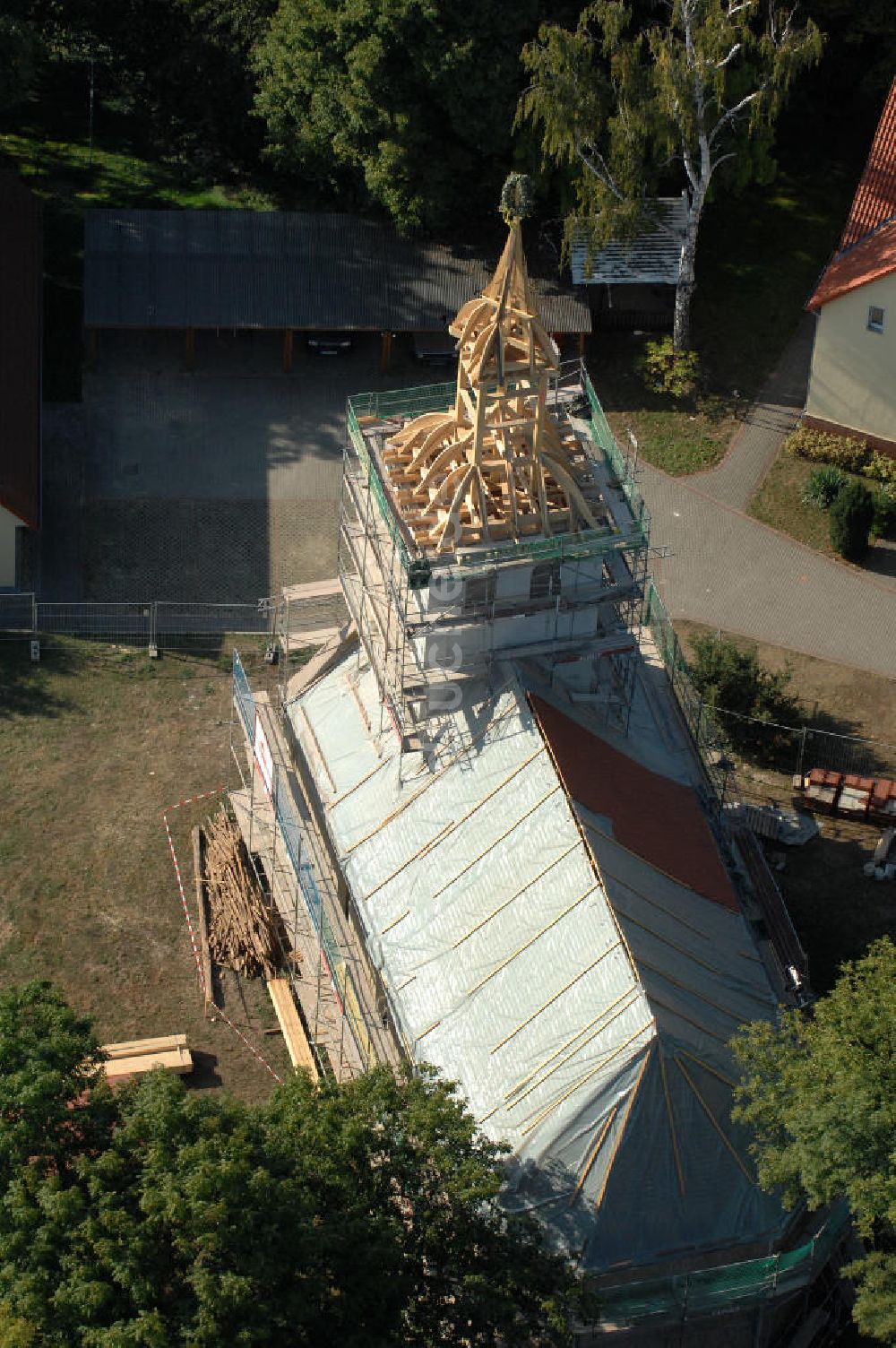 Bergzow aus der Vogelperspektive: Baustelle Bergzower Dorfkirche