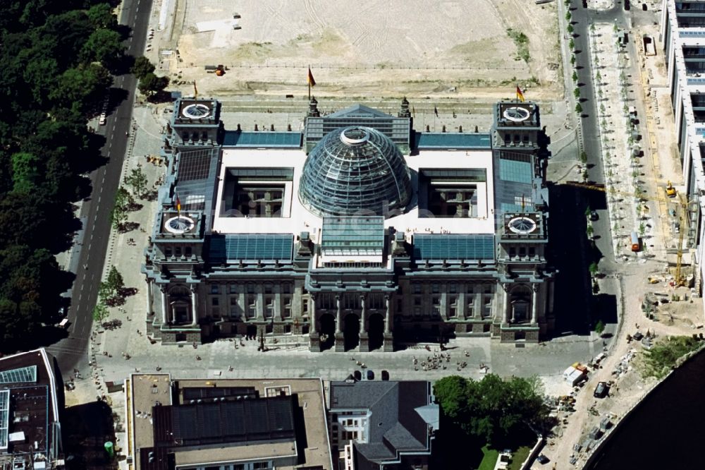Luftaufnahme Berlin - Baustelle am Berliner Reichstag am Spreebogen in Berlin - Mitte