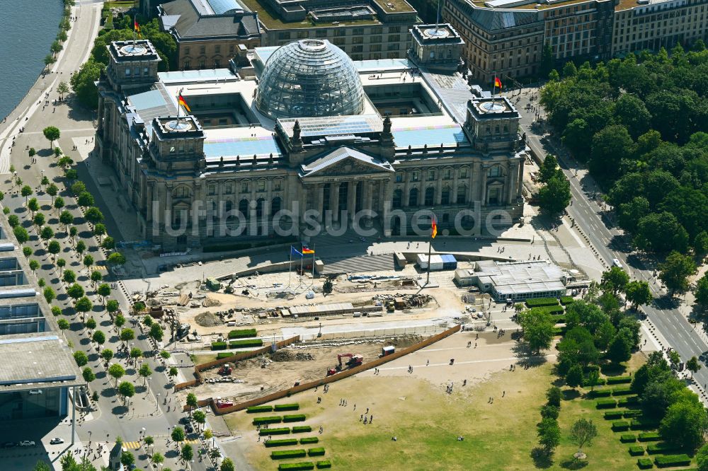 Luftbild Berlin - Baustelle Besucher- und Informationszentrum vor dem Berliner Reichstag - Reichstagsgebäude am Platz der Republik in Berlin