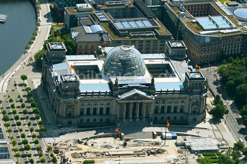 Luftaufnahme Berlin - Baustelle Besucher- und Informationszentrum vor dem Berliner Reichstag - Reichstagsgebäude am Platz der Republik in Berlin