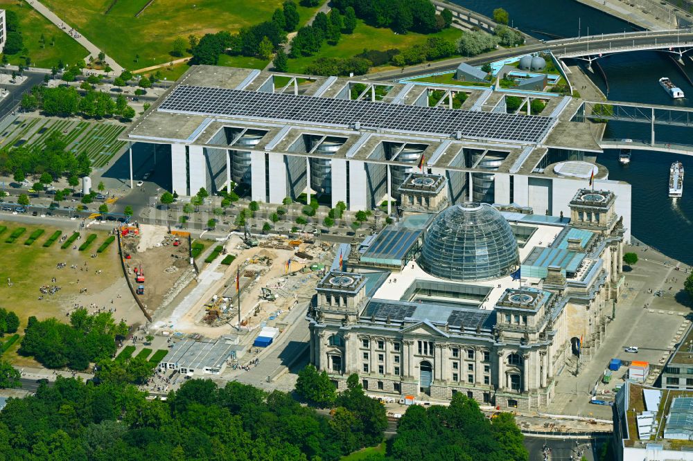 Berlin von oben - Baustelle Besucher- und Informationszentrum vor dem Berliner Reichstag - Reichstagsgebäude am Platz der Republik in Berlin