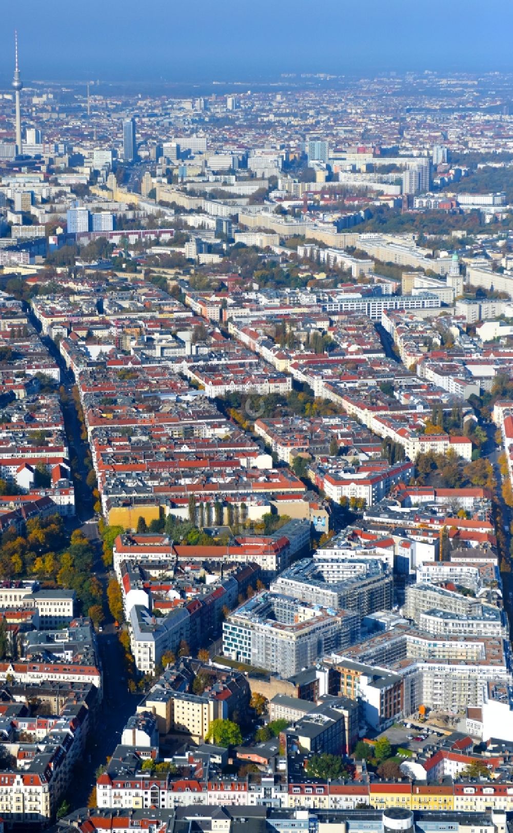 Berlin aus der Vogelperspektive: Baustelle Box Seven am Freudenberg- Areal im Wohngebiet an der Boxhagener Straße in Berlin Friedrichshain