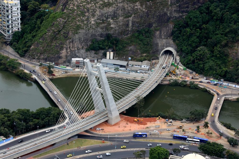 Rio de Janeiro von oben - Baustelle von Brücke und Eingang zum Metro Tunnel im Stadtviertel Barra, welcher durch den Tijuca-Nationalpark fürht, in Rio de Janeiro in Brasilien
