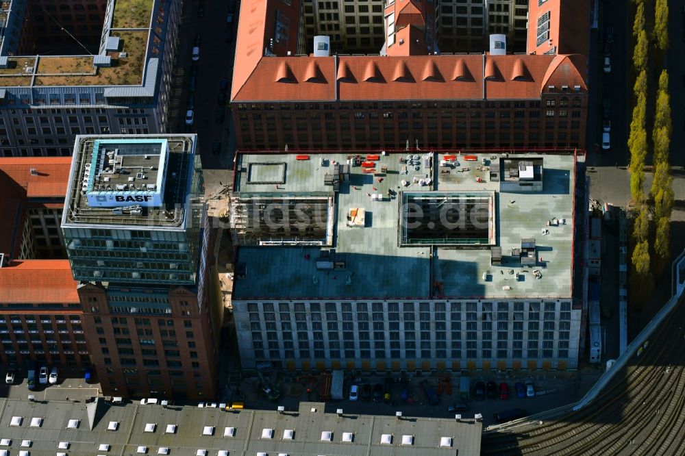 Berlin von oben - Baustelle am Büro- und Geschäftshaus- Ensemble Oberbaum City im Ortsteil Friedrichshain in Berlin