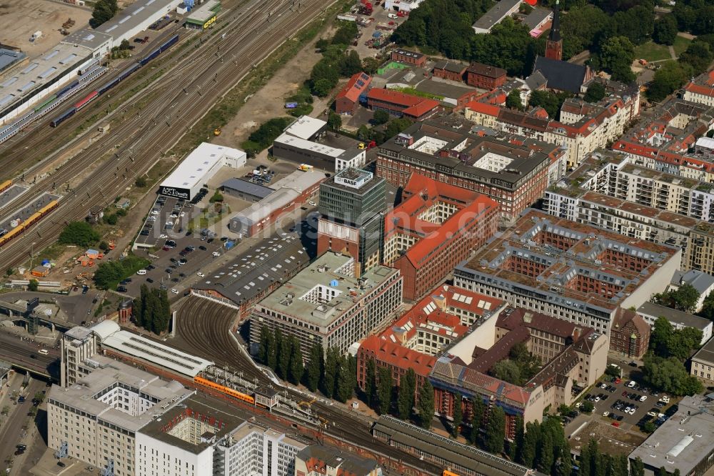 Luftbild Berlin - Baustelle am Büro- und Geschäftshaus- Ensemble Oberbaum City im Ortsteil Friedrichshain in Berlin