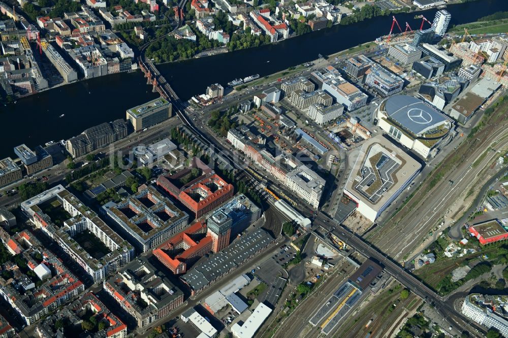 Luftaufnahme Berlin - Baustelle am Büro- und Geschäftshaus- Ensemble Oberbaum City im Ortsteil Friedrichshain in Berlin