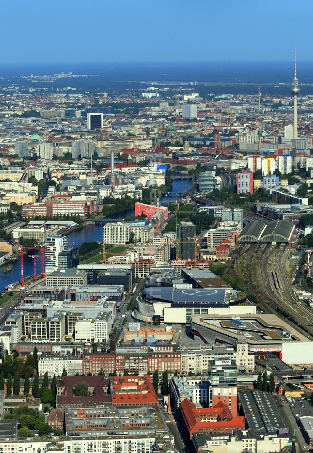 Luftaufnahme Berlin - Baustelle am Büro- und Geschäftshaus- Ensemble Oberbaum City im Ortsteil Friedrichshain in Berlin