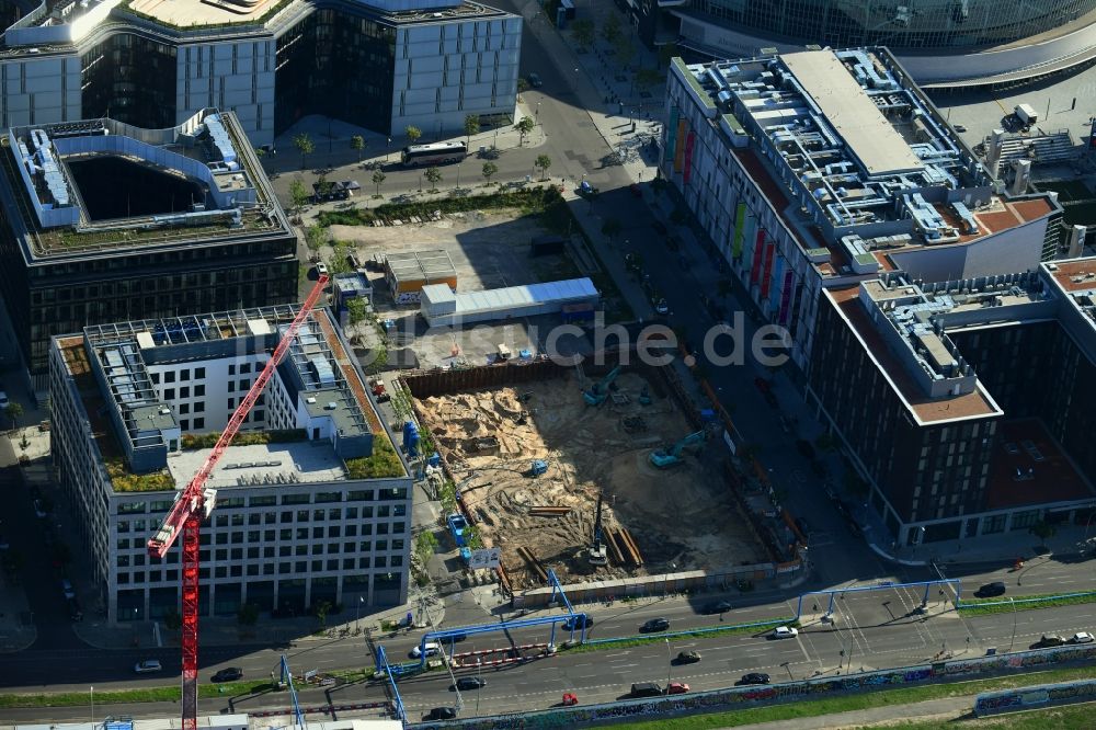 Luftbild Berlin - Baustelle Bürogebäude des Geschäftshauses Mühlenstraße - Mildred-Harnack-Straße - Valeska-Gert-Straße im Ortsteil Friedrichshain in Berlin, Deutschland