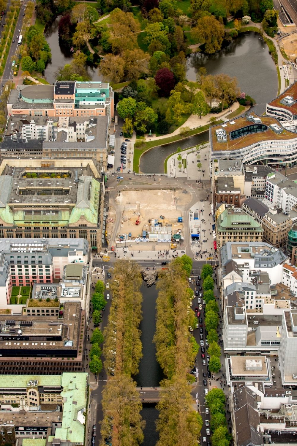 Luftbild Düsseldorf - Baustelle am Corneliusplatz an der Königsallee am Ufer der Düssel im Innenstadt- Zentrum in Düsseldorf im Bundesland Nordrhein-Westfalen