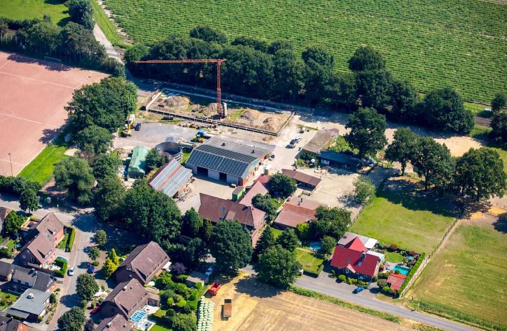 Luftaufnahme Feldhausen - Baustelle an einem Bauernhof in der Straße Am Dornbusch am Ortsrand von Feldhausen im Bundesland Nordrhein-Westfalen