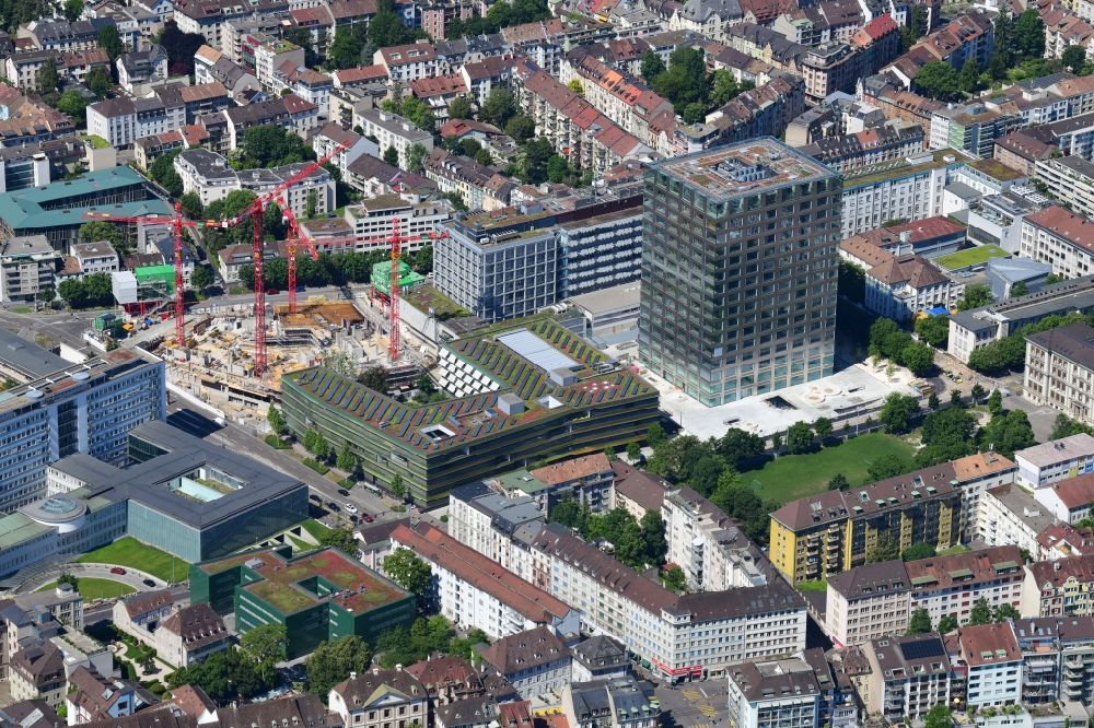 Luftaufnahme Basel - Baustelle für einen Erweiterungs- Neubau auf dem Klinikgelände des Krankenhaus- Hochhaus Biozentrum der Universität und Universitätsspital in Basel, Schweiz